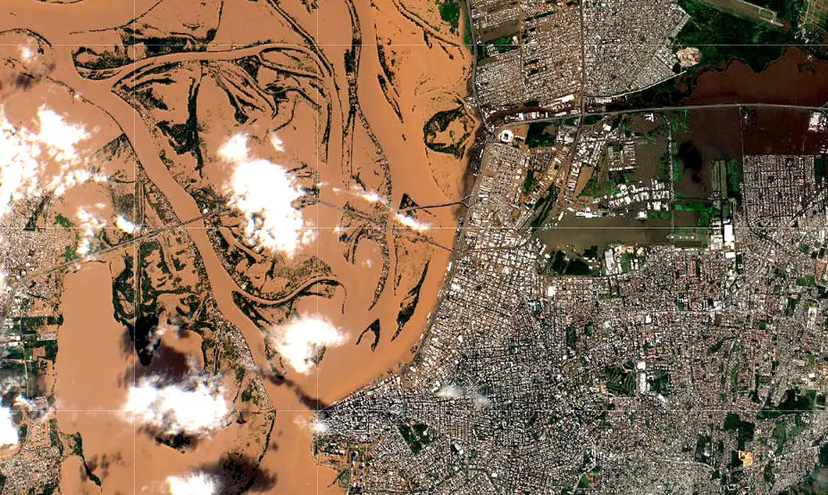 CHUVAS NO RS - FIOCRUZ -  Fotos de satélite divulgada pela Fiocruz mostra o Rio Guaiba (e) e a área metropolitana de Porto Alegre (d). Foto: ICICT/Fiocruz