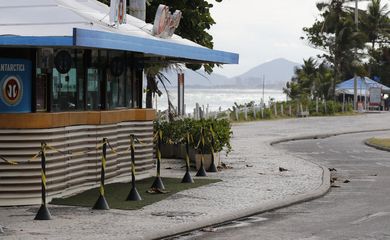 Quiosques  Praia da Barra da Tijuca, durante o decreto da Prefeitura que determinou a parada emergencial de serviços não essenciais para conter a pandemia da covid-19