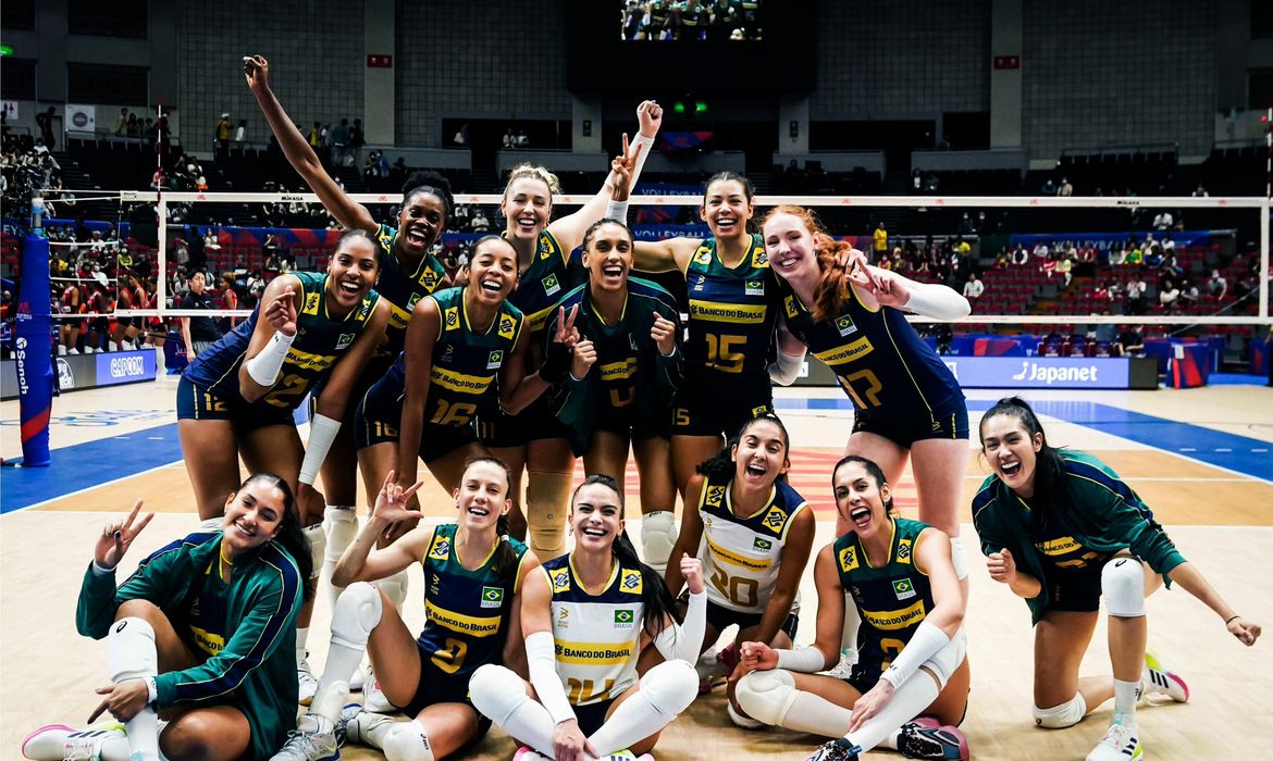 Japāo - O Brasil fechou sua participação na primeira semana da Liga das Nações feminina de vôlei, as meninas venceram a Croácia por 3 sets a 0 - parciais de 26/24, 25/18 e 25/8. Foi a terceira vitória seguida da seleção brasileira em quatro jogos em Nagioa, no Japão.
Foto: FIVB/Divulgação