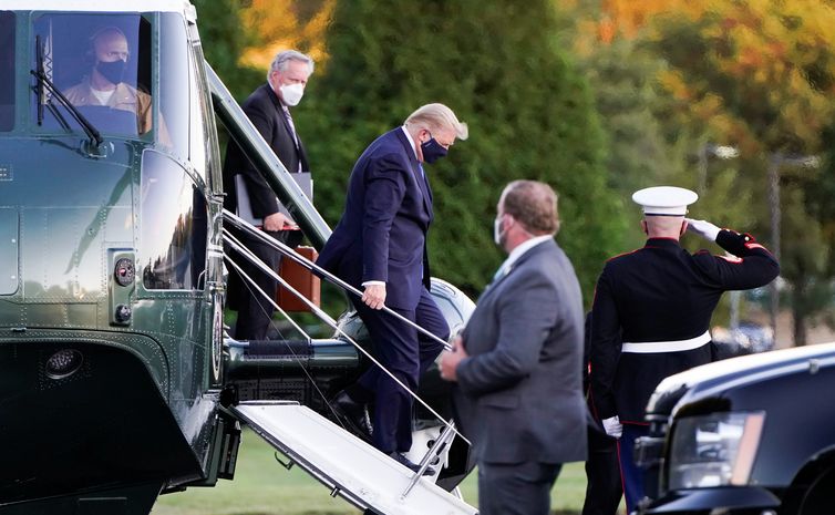 Donald Trump chega de helicóptero ao  Hospital Militar Nacional Walter Reed, em Washington