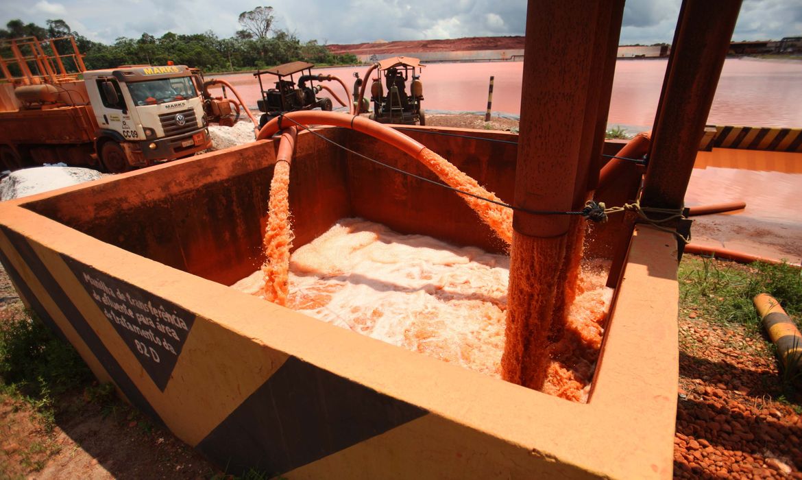 Secretaria de Meio Ambiente do Pará monitora níveis das bacias do sistema de tratamento de rejeitos nas instalações da mineradora Hydro Alunorte, acusada de ser responsável por um vazamento em Barcarena 