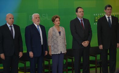 Brasília - A presidenta Dilma Rousseff participa da solenidade de posse dos ministros da Fazenda, Nelson Barbosa, e do Planejamento, Orçamento e Gestão, Valdir Simão, no Palácio do Planalto (José Cruz/Agência Brasil)