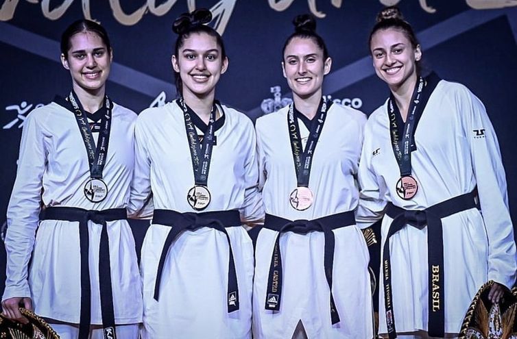 Milena Titoneli - na extremidade direita - Mundial de Taekwondo - bronze