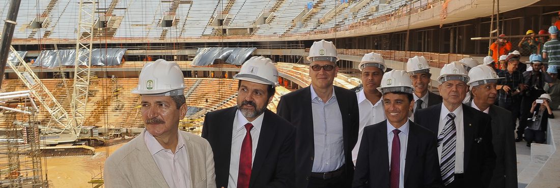 Obras no Estádio Nacional Mané Garrincha, em Brasília, que vai sediar jogos da Copa das Confederações este ano e da Copa do Mundo de 2014