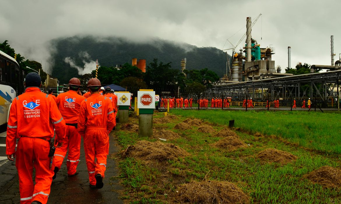 Cubatão(SP) - Trabalhadores terceirizados adentram a refinaria de Cubatão, durante a greve dos petroleitos (Rovena Rosa/Agência Brasil)