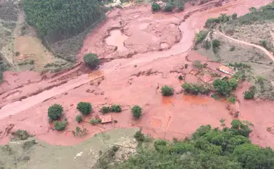 Mariana (MG) - barragem pertencente à mineradora Samarco se rompeu no distrito de Bento Rodrigues, zona rural a 23 quilômetros de Mariana, em Minas Gerais (Corpo de Bombeiros/MG - Divulgação)