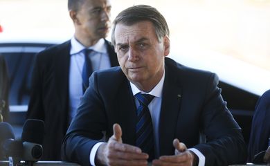 Presidente Jair Bolsonaro fala à imprensa ao sair do Palácio da Alvorada