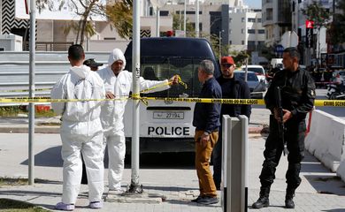 Especialistas forenses próximo à Embaixada dos Estados Unidos em Tunis, na Tunísia. 