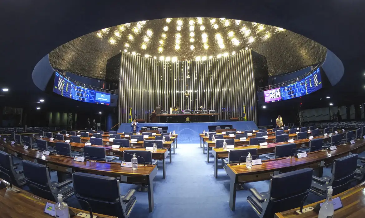 Plenário do Senado Federal durante sessão deliberativa ordinária semipresencial..
Na ordem do dia, o PL 940/2022, que aumenta os limites para o desconto e concede incentivo extra para doações a ações desportivas de inclusão social. Também deve ser analisada a MP 1.107/2022,  que institui o Programa de Simplificação do Microcrédito Digital para Empreendedores, o SIM Digital. Na pauta, ainda, a MP 1.111/2022, que libera R$ 1,2 bilhão a agricultores atingidos pela seca. 

Plenário vazio antes do início da sessão.

Foto: Roque de Sá/Agência Senado