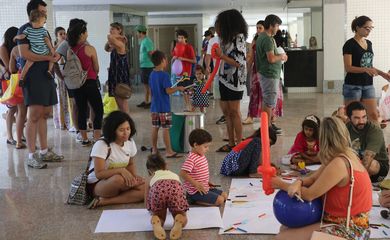 Brincalhaço foi convocado pelas redes sociais e reuniu crianças da cidade 