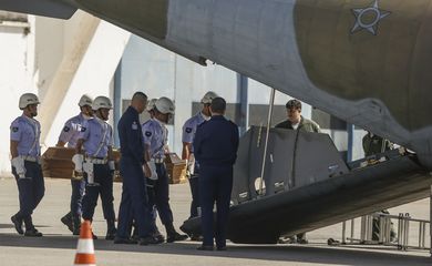 São Paulo (SP) 14/08/2024 - A Força Aérea Brasileira dando continuidade do transporte das urnas funerárias de vítimas do acidente aeronáutico registrado em Vinhedo (SP). Em nota, a corporação informou que o destino das urnas funerárias é o aeroporto de Cascavel, no Paraná.
O translado será feito com a aeronave C-105 Amazonas, partindo da Base Aérea de São Paulo.
Foto: Paulo Pinto/Agência Brasil