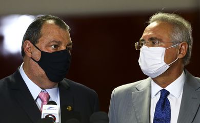 Os senadores  Omar Aziz e Renan Calheiros durante entrevista após a instalação da CPI da Pandemia, no Senado Federal.