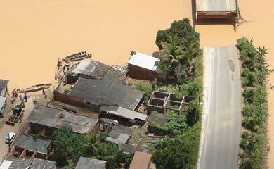 Áreas atingidas por enchentes no Estado da Bahia.