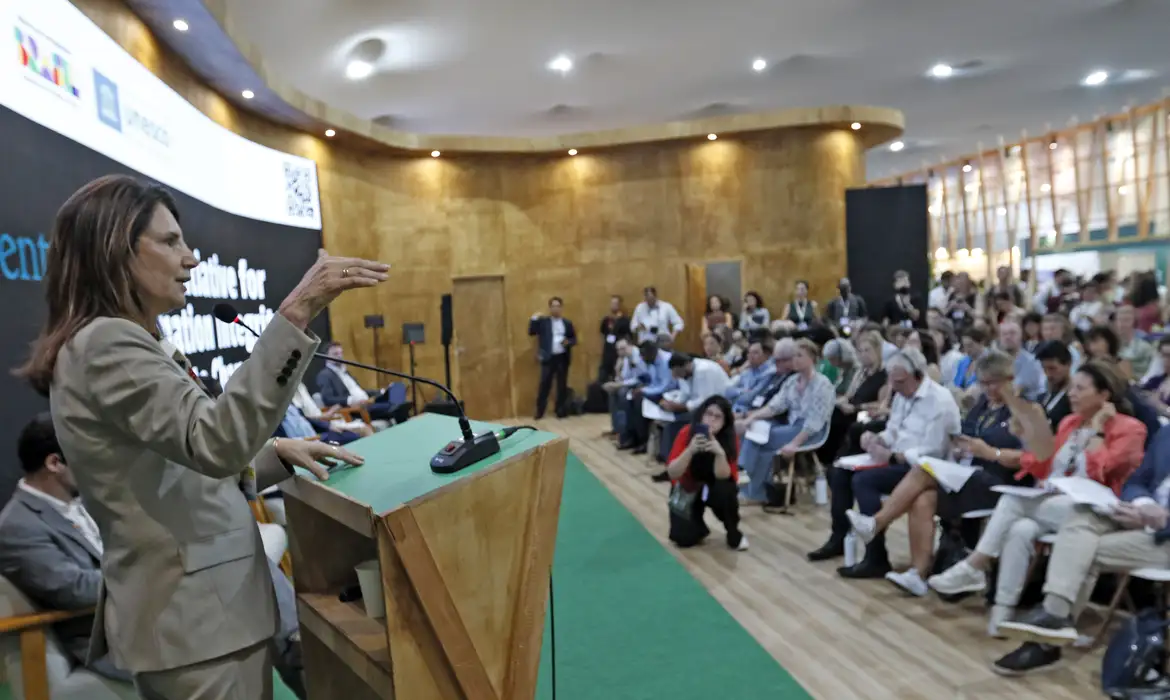 Belém (PA), 12/11/2025 - A diretora-executiva da COP30, Ana Toni, fala durante Evento de Alto Nível da Iniciativa Global pela Integridade da Informação sobre Mudança do Clima, na COP30. Foto: Bruno Peres/Agência Brasil