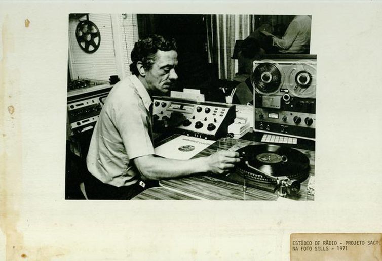 O servidor Sills em estúdio de Rádio do Projeto Saci em 1971. Fonte: Instituto Nacional de Pesquisas Espaciais.