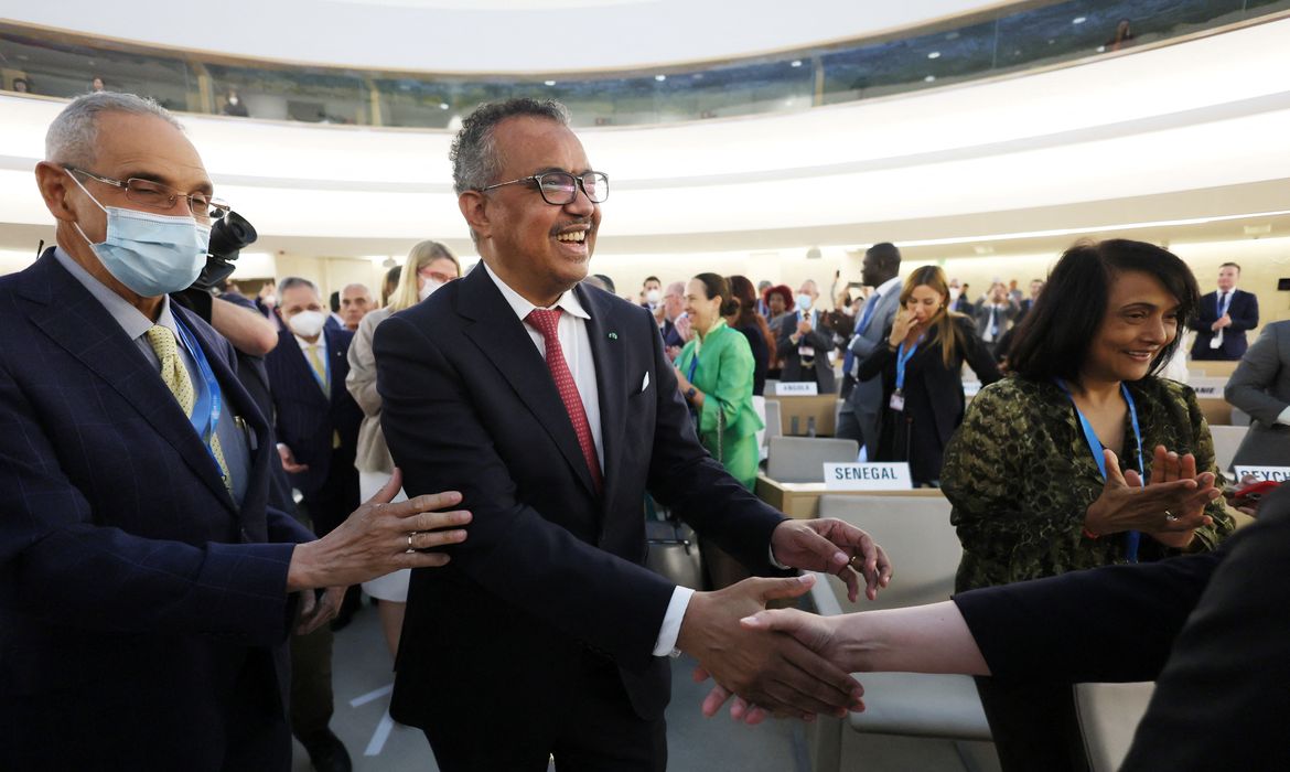 Tedros Adhanom Ghebreyesus é saudado após ser reeleito diretor-geral da OMS