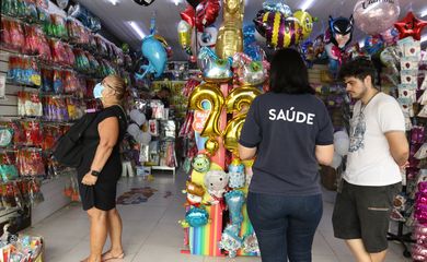 Comércio da SAARA(Sociedade de Amigos e Adjacências da Rua da Alfândega), após liberação do uso de máscaras em lugares fechados pela prefeitura do Rio de Janeiro.