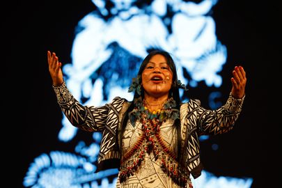 Belém (PA), 07/06/2025 - A cantora, jornalista, documentarista e ativista, Djuena Tikuna se apresenta no TEDx Amazônia, no Theatro da Paz, centro da cidade. Foto: Tânia Rêgo/Agência Brasil