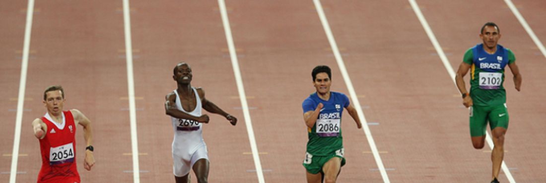 Yohansson Nascimento (à direita) conquistou sua segunda medalha nos Jogos de Londres nos 400m T46