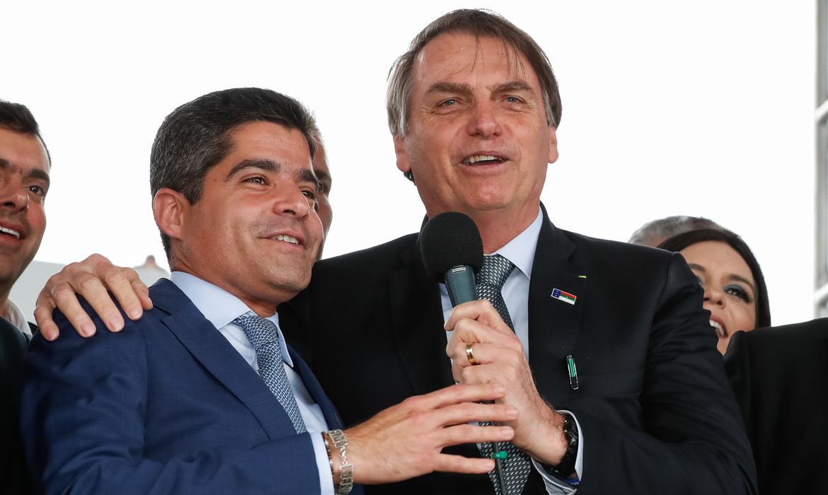 O presidente Jair Bolsonaro  e o  prefeito de Salvador, ACM Neto, durante cerimônia de inauguração do Aeroporto Glauber Rocha, em Vitória da Conquista (BA).