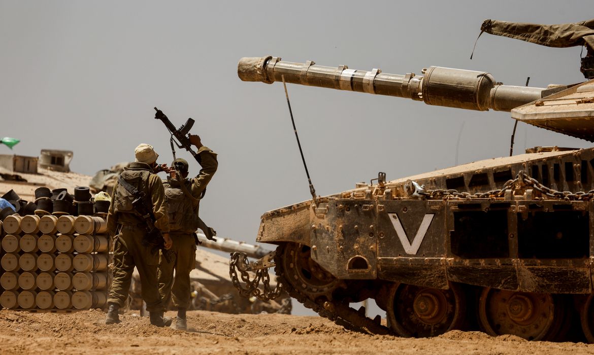 Soldados israelenses perto da fronteira com Gaza
 9/5/2024   REUTERS/Amir Cohen