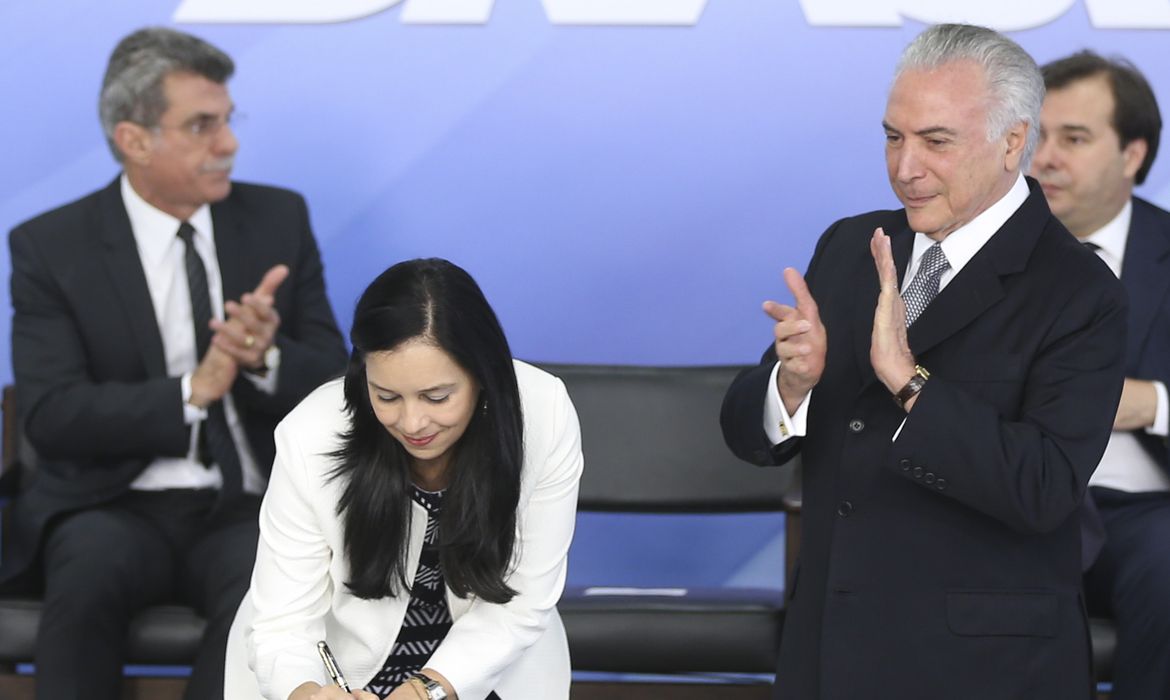 Brasília - O  presidente Michel Temer dá posse a Grace Mendonça como advogada-geral da União em cerimônia no Palácio do Planalto (Antonio Cruz/Agência Brasil)