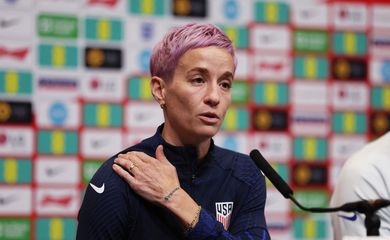 Megan Rapinoe, da seleção norte-americana de futebol feminino, em entrevista coletiva no Estádio de Wembley, em Londres. Action Images via Reuters/Paul Childs