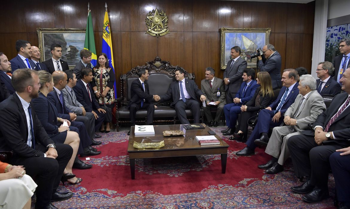 O presidente do Senado, Davi Alcolumbre, recebe o autoproclamado presidente interino da Venezuela, Juan Guaidó.