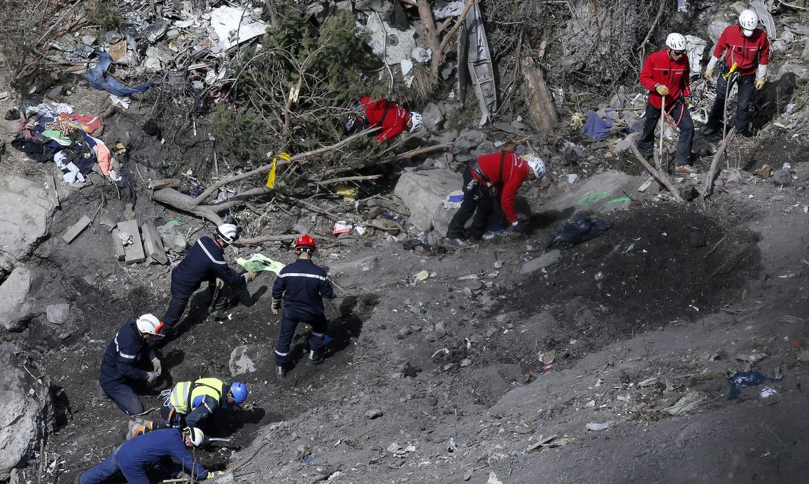 Equipes de busca trabalham no local onde caiu o avião da Germanwings (Divulgação/Agência Lusa/Direitos Reservados)