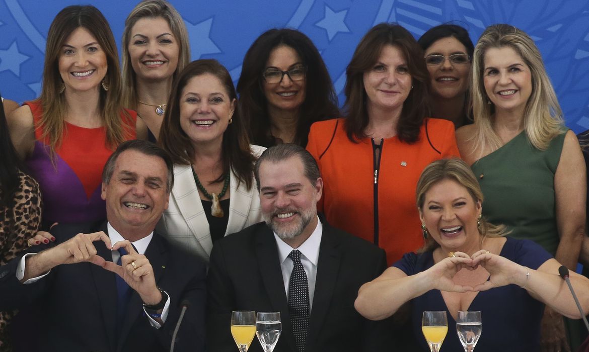 O presidente Jair Bolsonaro toma café da manhã com o presidente do Supremo Tribunal Federal, Dias Tofolli, senadoras e deputadas Federais.