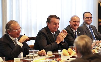 Presidente da República, Jair Bolsonaro, durante café da manhã com Dias Toffoli, Presidente do STF; Davi Alcolumbre, Presidente do Senado; Rodrigo Maia, Presidente da Câmara dos Deputados e ministros.
