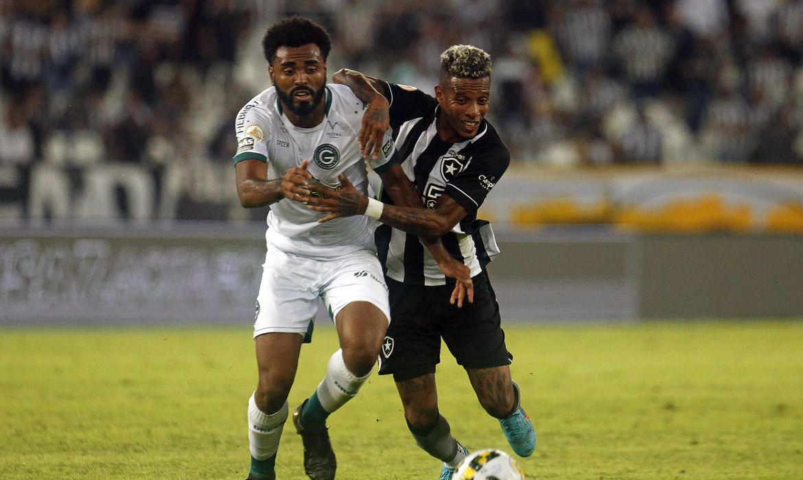 Pedro Raul decide e Goiás derrota Botafogo de virada no Brasileiro