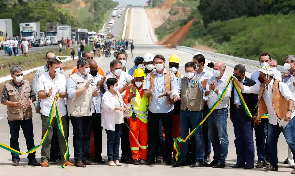 (Conceição do Jacuípe - BA, 26/04/2021) O Presidente da República Jair Bolsonaro acompanhado de autoridades e representantes da força de trabalho, desenlaçam fita de liberação do tráfego e posam para fotografia.
Foto: Alan Santos/PR