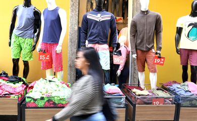 Movimetação do comércio nas lojas da SAARA (Sociedade de Amigos das Adjacências da Rua da Alfândega), centro da cidade.