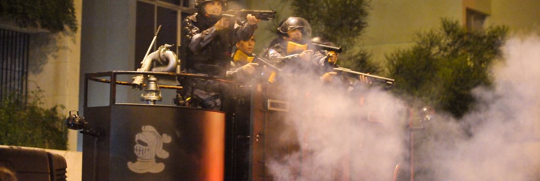 Rio de Janeiro - Manifestantes e polícia entram em confronto em frente ao Palácio Guanabara. Polícia usa bomba de gás para dispersar o protesto