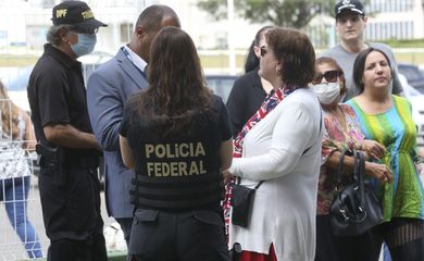 Uma mulher recebeu voz de prisão logo no início da votação deste domingo (30)