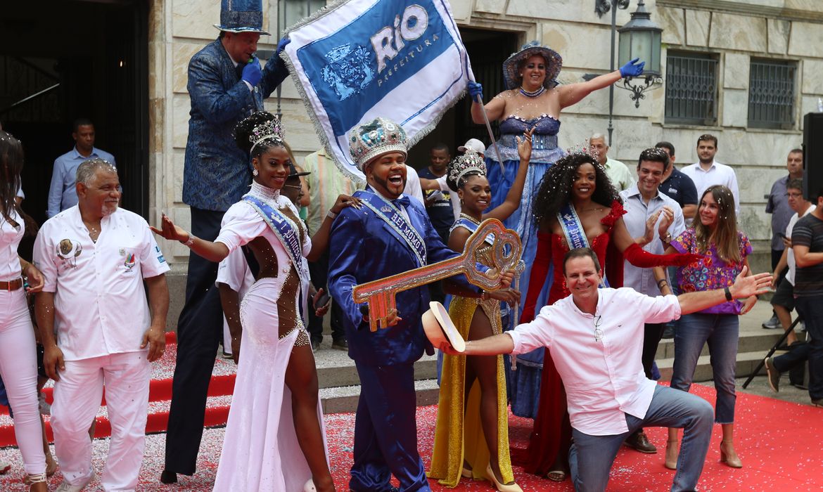 O prefeito Eduardo Paes entrega, no Palácio da Cidade, em Botafogo, as chaves da cidade ao Rei Momo, ato que marca o início oficial do carnaval 2022.