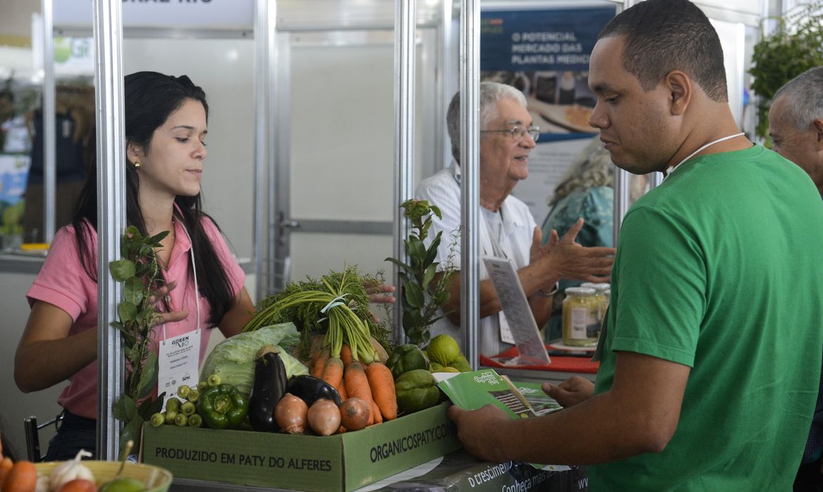 Produtores apresentam suas mercadorias durante a 8ª edição do Green Rio, um dos mais importantes eventos sobre bioeconomia no Brasil, na Marina da Glória, zona sul do Rio de Janeiro.