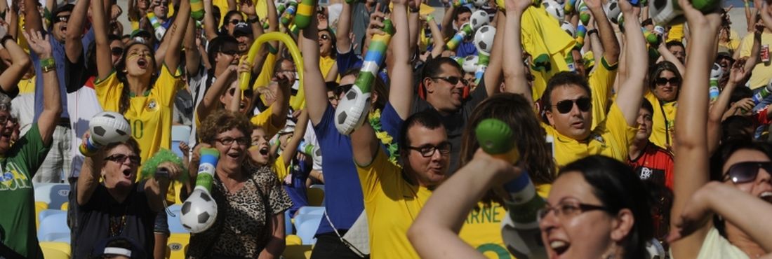 Torcedores ensaiam ola antes do amistoso Brasil x Inglaterra