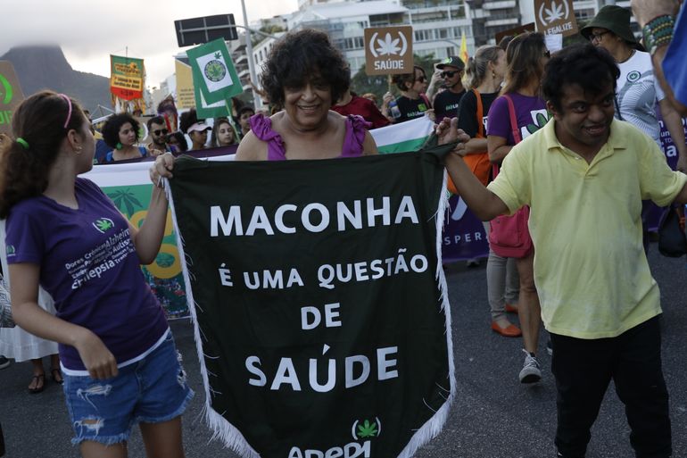 Rio de Janeiro (RJ), 06/05/2023 - A Marcha da Maconha 2023, caminhada pela legalização, acontece na orla de Ipanema. Foto: Fernando Frazão/Agência Brasil