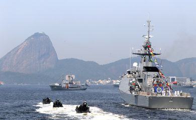 Em comemoração ao Bicentenário da Independência, a Marinha do Brasil promove uma Revista Naval, com a presença do presidente da República, na Baía de Guanabara, no Rio de Janeiro.