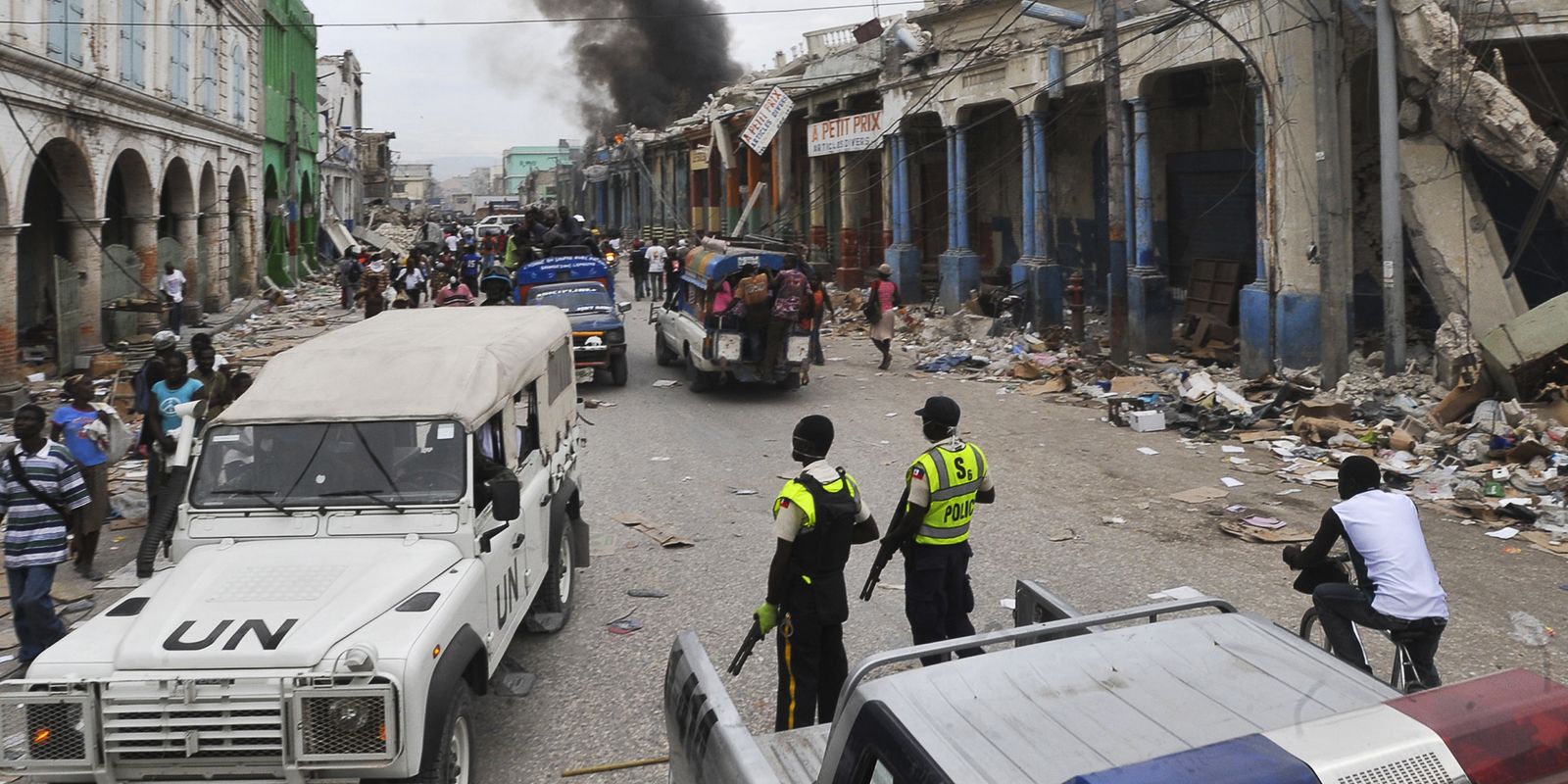 Porto Príncipe (Haiti) - Nas Ruas Do Bairro De Bel Air, Pessoas ...