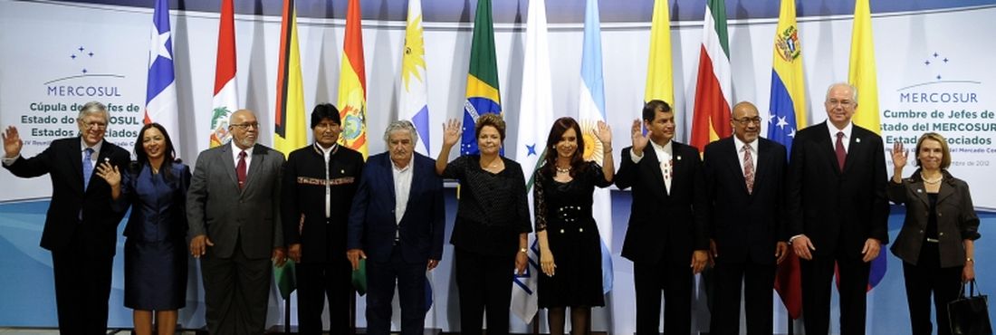 Foto oficial dos presidentes que participam da Cúpula de Chefes de Estado do Mercosul e Estados Associados