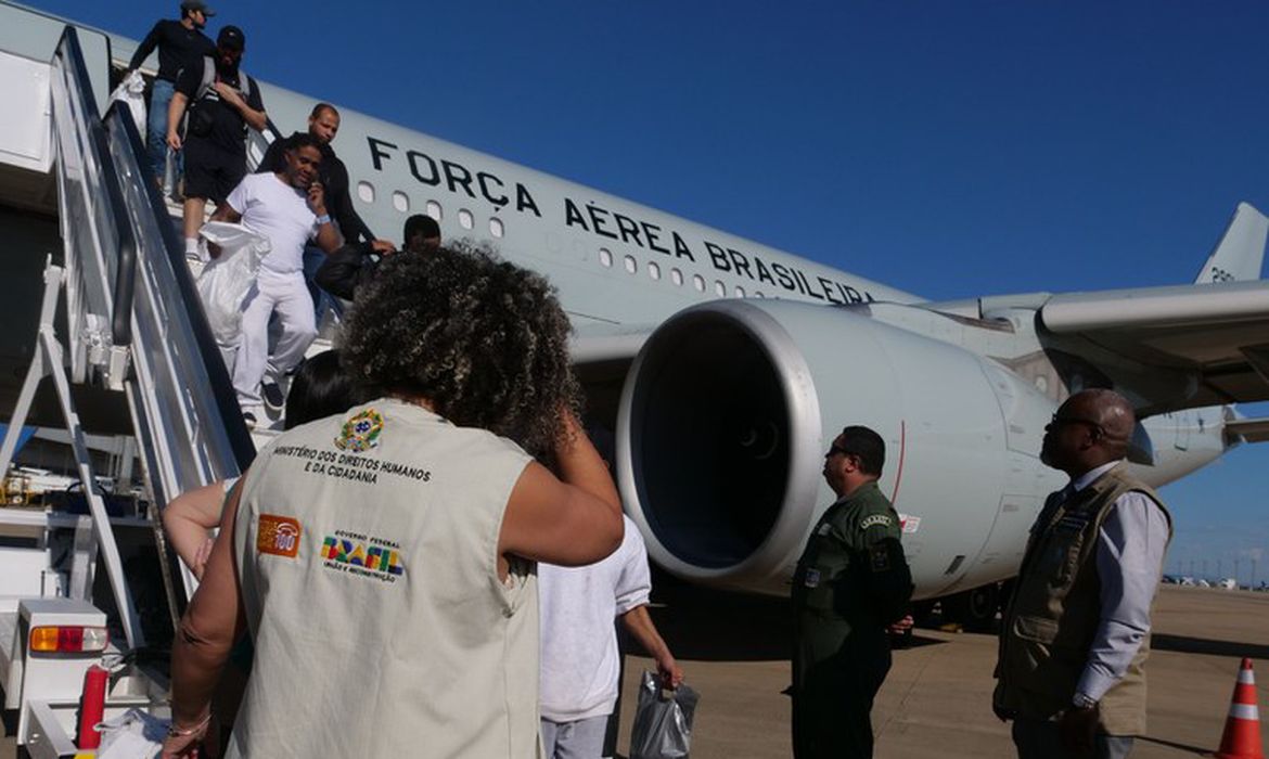 Brasília (DF), 11/09/2025 - O voo com os repatriados brasileiros chegou em Fortaleza por volta das 10h50 desta sexta-feira. De lá, seguiu um voo da FAB até o Aeroporto Internacional de Belo Horizonte, em Confins - 
Fotos: Raul Lansky/MDHC