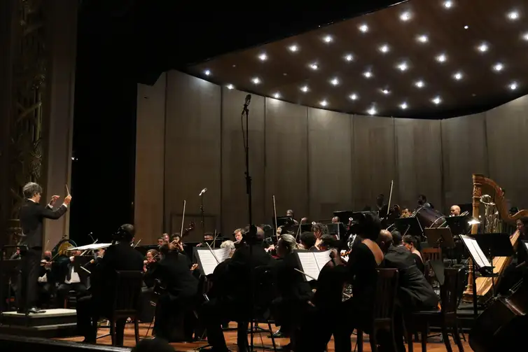 A Orquestra do Theatro Municipal interpreta trechos de “O Guarani”, de Carlos GomesConcerto durante o concerto de 100 anos de rádio no Brasil, no Theatro Municipal do Rio, centro da cidade.