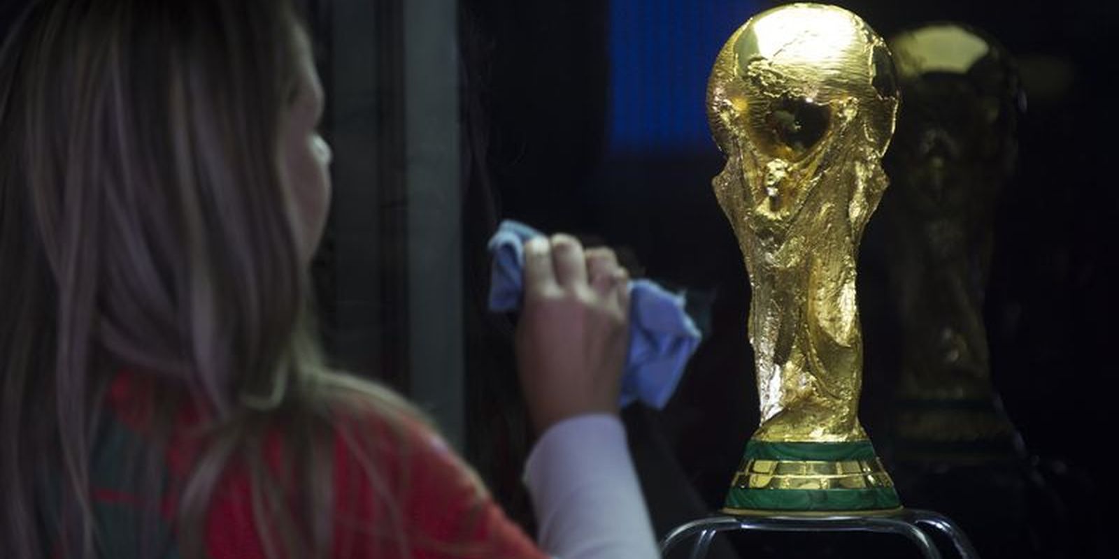 The Trophy of the 2014 FIFA World Cup in Brazil Editorial Image - Image of  exhibition, morumbi: 26762310