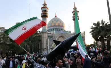Iranianos com modelo de míssil durante celebração em Teerã
 15/4/2024    Majid Asgaripour/WANA (West Asia News Agency) via REUTERS