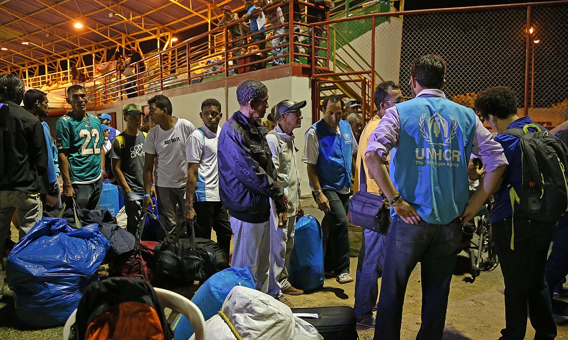 Boa Vista - Refugiados venezuelanos se preparam para deixar Roraima com destino a São Paulo e Cuiabá (Antônio Cruz/Agência Brasil)