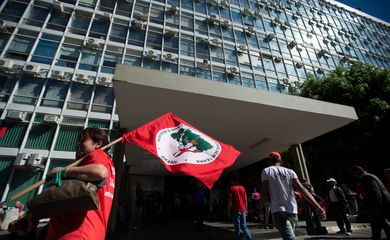 Integrantes do Movimento dos Trabalhadores Rurais Sem Terra ocupam o prédio principal do Ministério da Fazenda, em Brasília ( Marcelo Camargo/Agência Brasil)