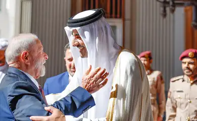 30.11.2023 - Presidente da República, Luiz Inácio Lula da Silva, acompanhado do Emir do Catar, Xeque Tamim bin Hamad al-Thani, durante cerimônia oficial de chegada.
Amiri Diwan, Doha - Catar.

Foto: Ricardo Stuckert / PR